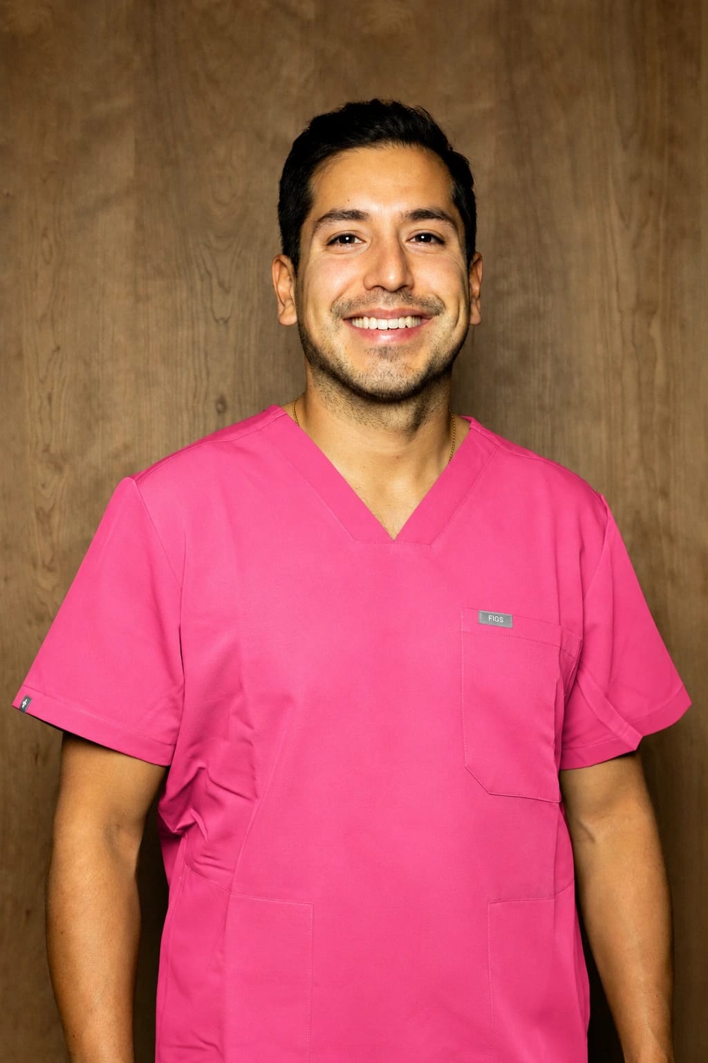 Dr Mauricio Pinto, chirurgien ophtalmologiste en tenue rose à l’occasion d’Octobre Rose et de la sensibilisation au cancer du sein.