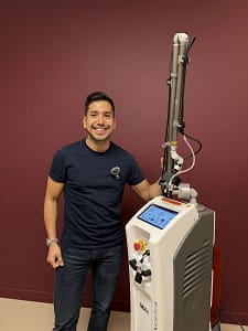 Dr Mauricio Pinto avec un laser CO2 au cabinet à Lyon, utilisé en oculoplastie pour blépharoplastie médicale et rajeunissement des paupières