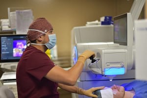 Chirurgie réfractive SMILE avec laser VisuMax 800 à Lyon et Aix-les-Bains pour corriger l’hypermétropie et les troubles visuels