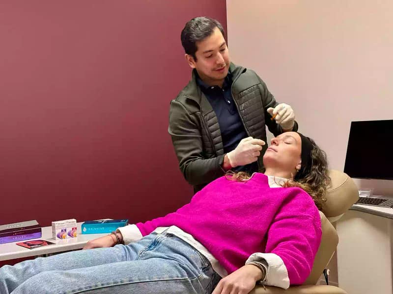 Dr Mauricio Pinto réalisant le repérage des points d’injection de toxine botulique sur le visage d’une patiente au cabinet à Lyon