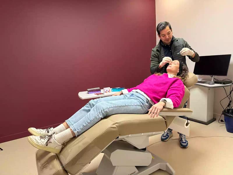 Photo du Dr Mauricio Pinto réalisant une injection d’acide hyaluronique en cabinet (médecine esthétique du visage) – Lyon, Annecy, Aix-les-Bains